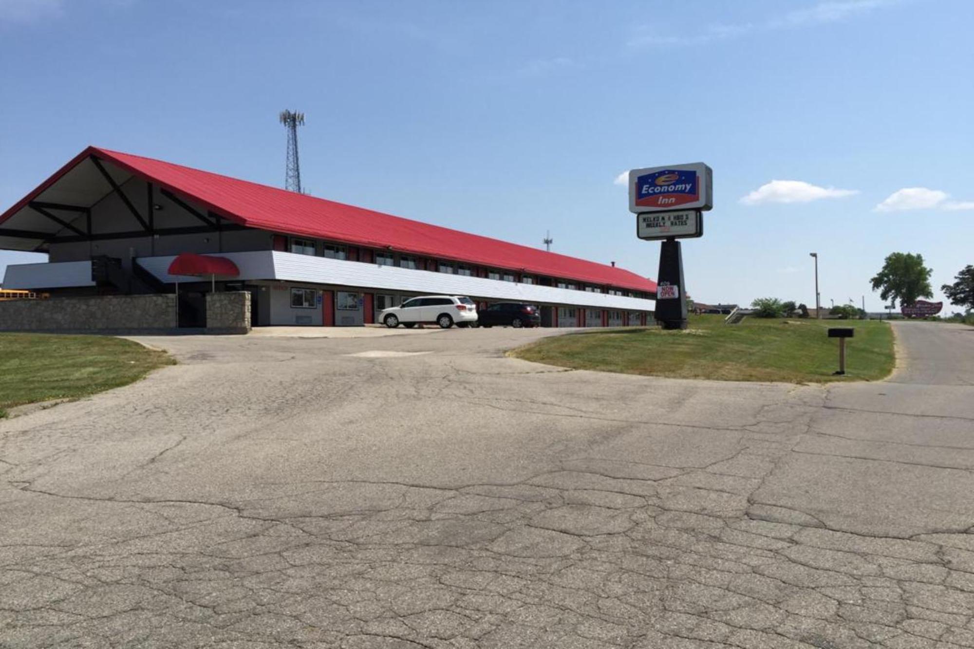 Economy Inn Of Holland Exterior photo