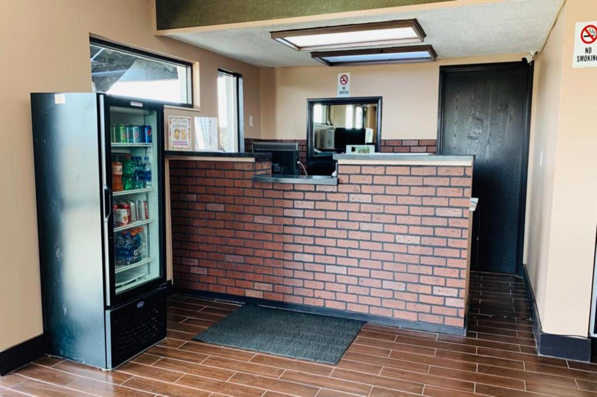 Economy Inn Of Holland Exterior photo