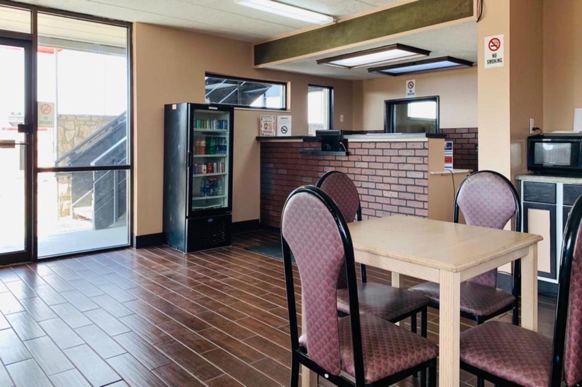 Economy Inn Of Holland Exterior photo